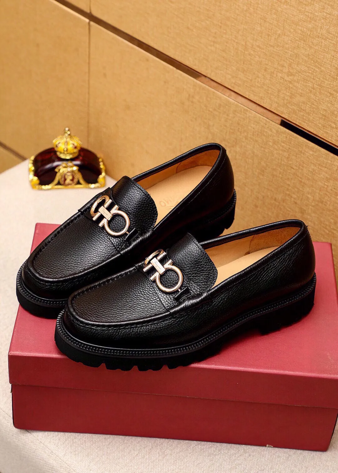 Men's shoes 💰580 💐 Product trademark: Ferragamo "Ferragamo" casual leather shoes Regular size: 38-44 (45.46🉑️customized) Product materials: Selected imported first-layer pebbled cowhide leather upper + luxury hardware buckle, imported water-dyed cowhide leather lining. Strong three-dimensional visual effect, original outsole color: 4⃣️seed leather materials available